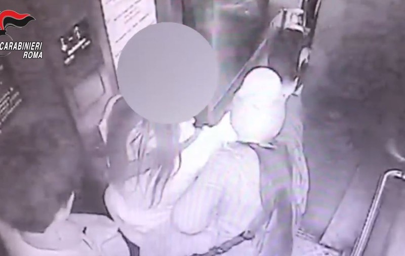 Cum acționează hoții de buzunare în Italia. Furturile au fost filmate de camerele de supraveghere / FOTO