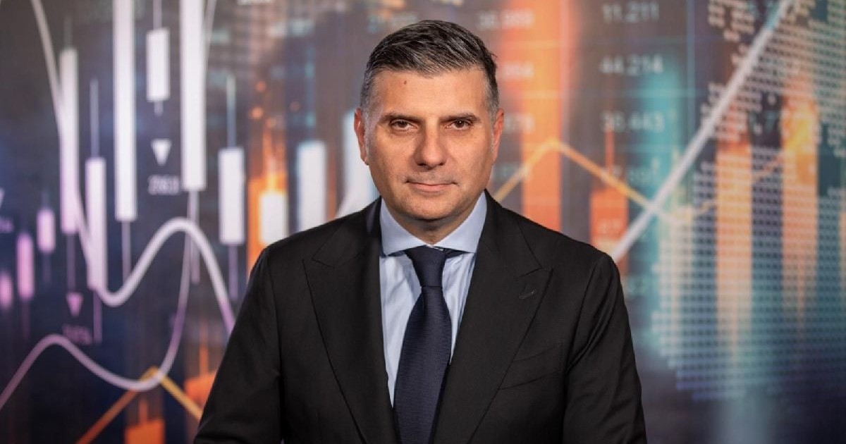Un domn in costum si cravata este Alexandru Petrescu, de la ASFASF