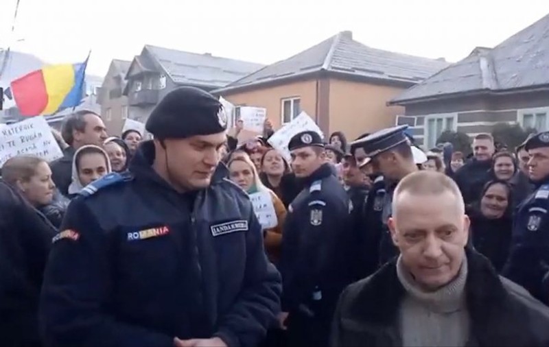 Profesor condamnat pentru că bătea elevi, încătușat în fața școlii după ce a intrat în conflict cu părinții