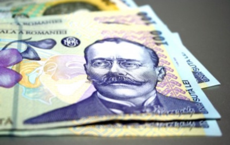 Doi bătrâni, soţ şi soţie, au fost prădaţi de 60.000 de lei de un vânzător ambulant de oale şi tigăi!