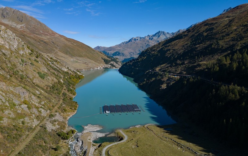 Vedere a lacului de acumulare „Lac des Toules” din Alpii Elvețieni, alături de parcul solar plutitor