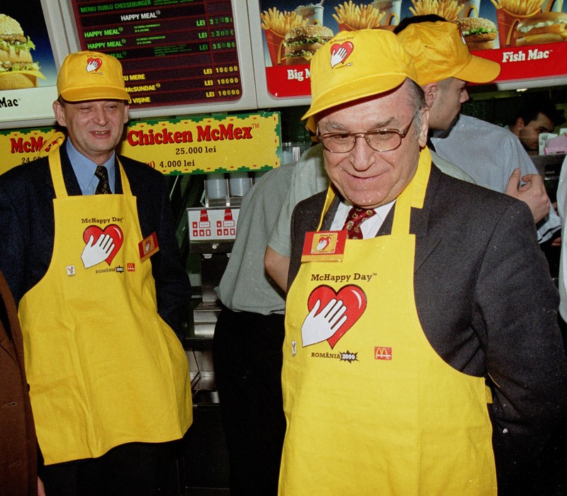 Ion Iliescu, alături de Sorin Oprescu în 2004 la McDonald's | FOTO hepta.ro / Mediafax (Marian Ilie)