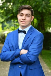 Un tânăr in sacou albastru