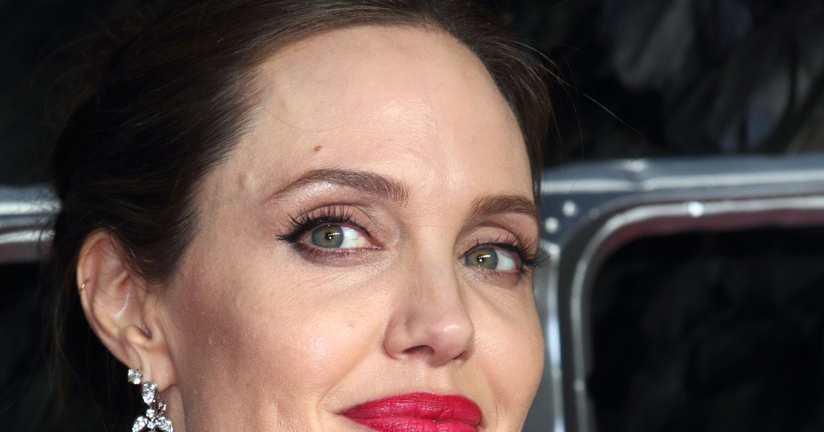 Cum arăta Angelina Jolie în adolescență și cum arată acum. Prin ce transformări a trecut vedeta