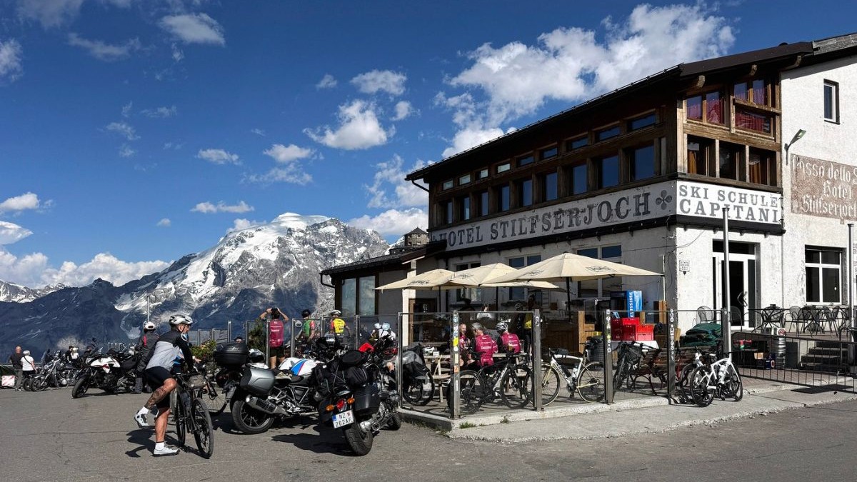 Tur cu bicicleta de șosea în Alpii italieni și elvețieni, Stilfser Joch, Passo Stelvio, vârful trecătorii, Italia *** Tur cu bicicleta de șosea în Alpii italieni și elvețieni, Passo Stelvio, vârful trecătorii, Italia