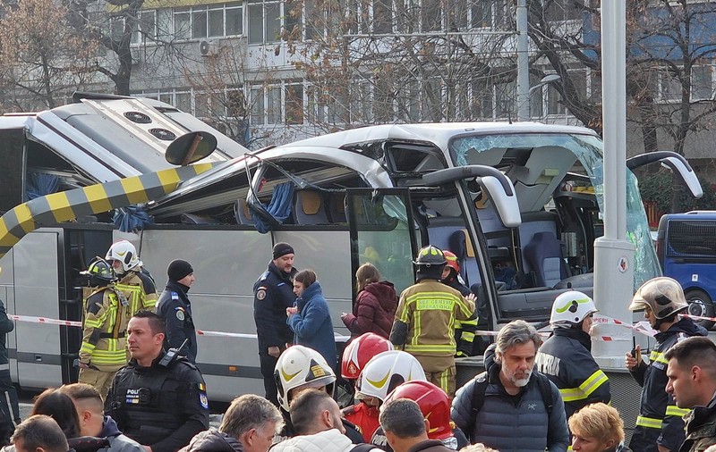 Impact violent la intrarea în Pasajul Unirii. Un mort și 24 de răniți, după ce un autocar cu turiști a intrat în limitatorul de înălțime