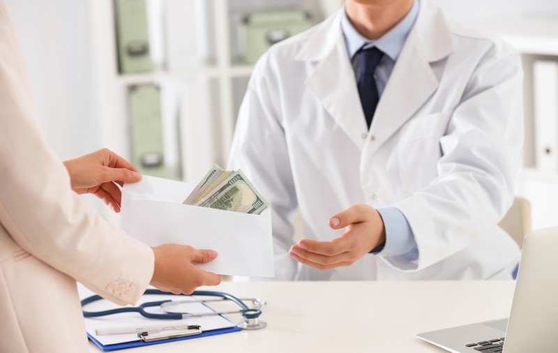 Experți în sănătate publică, despre corupția din sistemul medical: „În alte țări, un medic care ia mită își pierde dreptul de liberă practică”