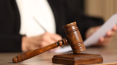 O mamă le-a strigat părinților unei fetițe „români nenorociți”, pentru că se certa cu fiica ei. Ce a decis magistratul spaniol care a judecat cazul