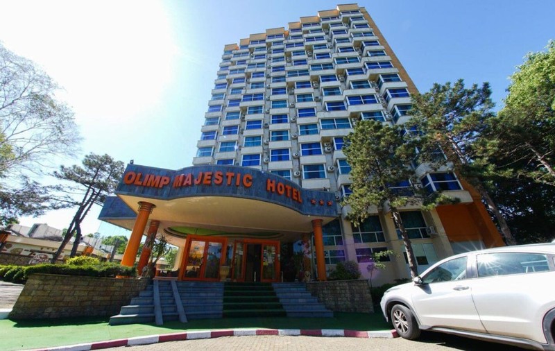 50 de turiști, evacuați de ISU, restul s-au autoevacuat de la Hotelul Majestic din Olimp, unde sunt cazați 350 de oameni. A ars un cablu electric