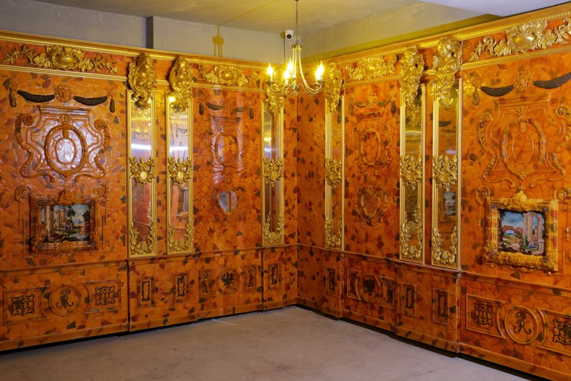 Rușii au inaugurat recent o replică a celebrului „Salon de Chihlimbar” dispărut în 1945 EPA-EFE/Tomasz Waszczuk POLAND OUT