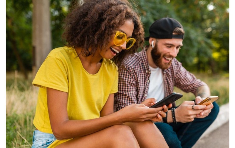 eSIM vs cartela prepay: ce e mai ieftin și mai simplu când pleci în vacanță