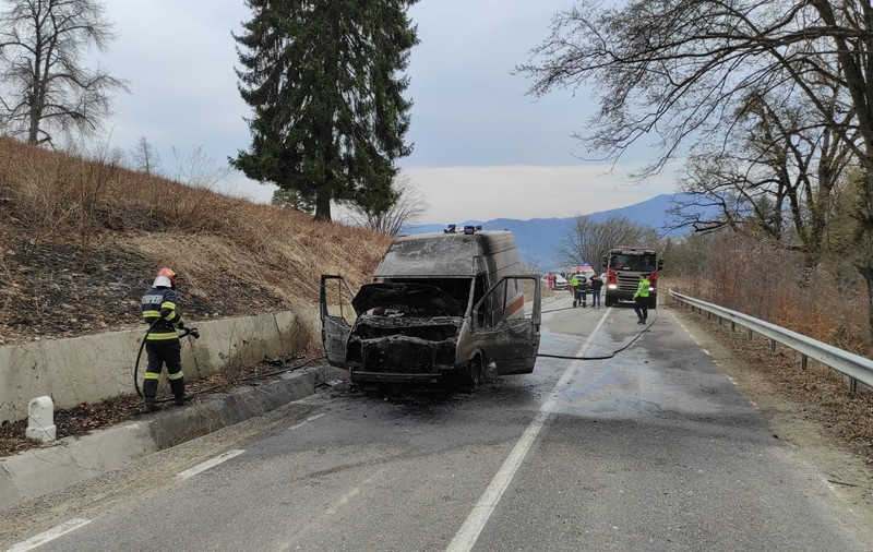 O ambulanță din Neamț a luat foc în timp ce se deplasa la un pacient. Focul ar fi pornit de la un scurtcircuit