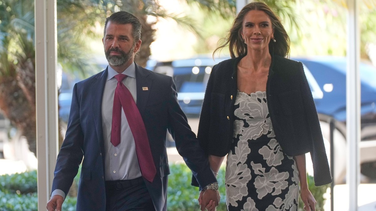 Donald Trump Jr. și Bettina Anderson, fotografiați în timp ce sosesc la Mar-a-Lago Foto: Profimedia