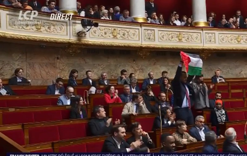 Şedinţa parlamentului francez, întreruptă după ce un deputat a fluturat steagul palestinian | VIDEO