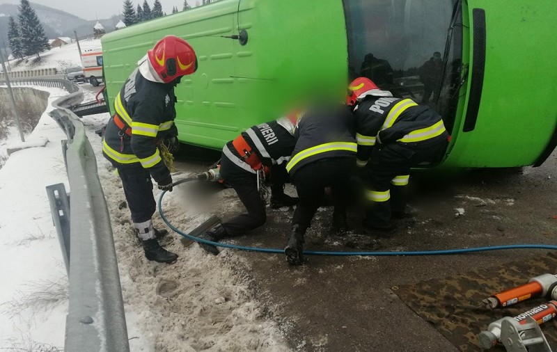 Accident grav în Pasul Mestecăniș. Doi oameni au murit după ce un microbuz s-a răsturnat