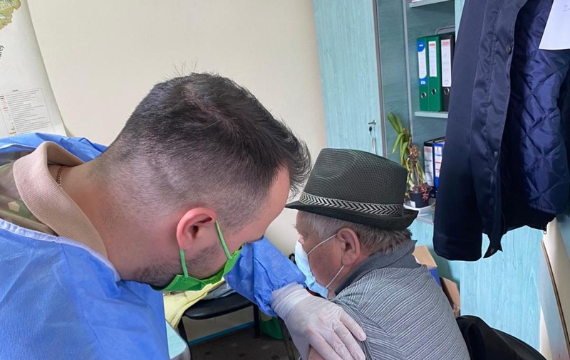 Echipele mobile ale armatei au făcut primele vaccinări în localități izolate din Maramureș și Satu Mare