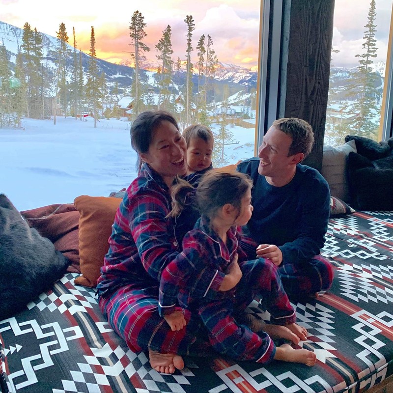 Mark Zuckerberg, alături de soția sa, Priscilla, și cele două fetițe | Foto: Facebook
