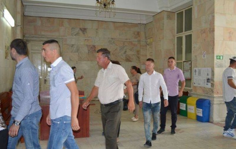 Trei dintre cei şapte tineri acuzaţi că au violat o elevă din Vaslui cer strămutarea procesului la Iaşi! Care este motivul