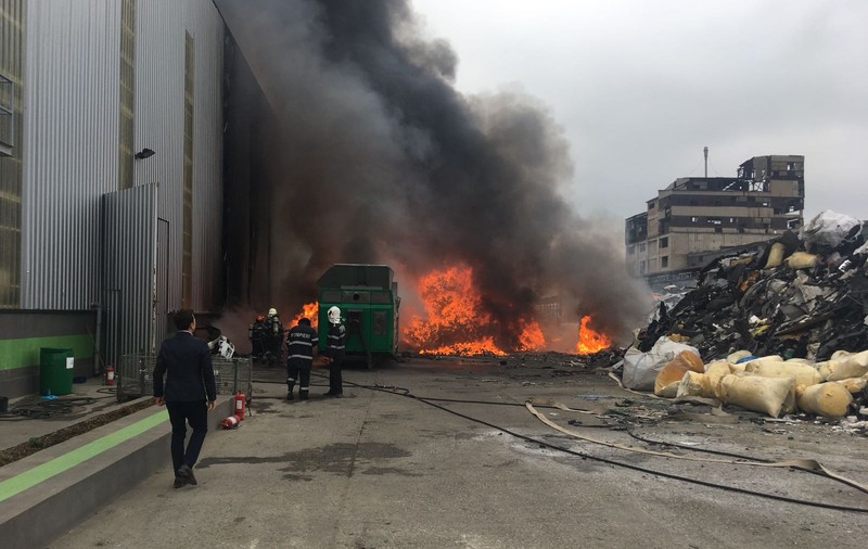 UPDATE/ Incendiu violent la un depozit din Prahova. Cauza, o scânteie produsă de un tocător de plastic - VIDEO