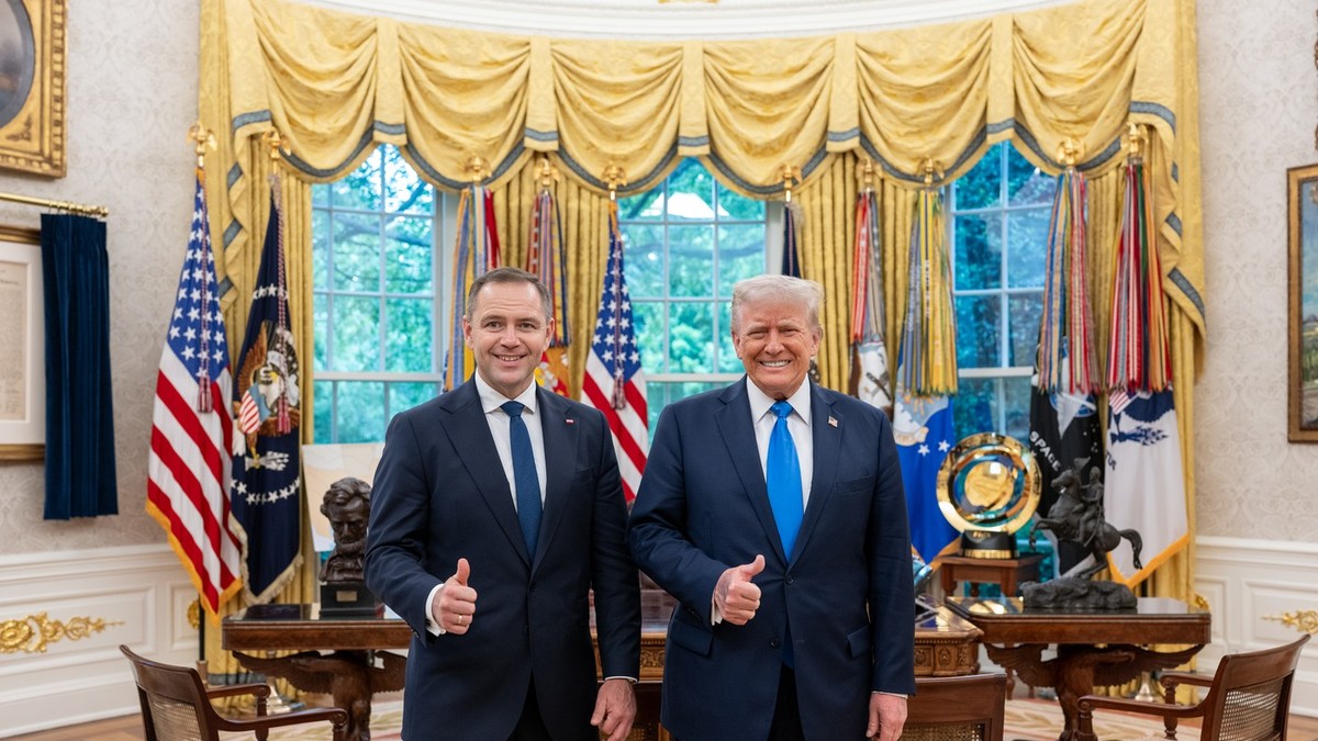 Karol Nawrocki (stânga), primit de Donald Trump la Casa Albă, pe 1 mai, înainte de primul tur al alegerilor prezidențiale din Polonia Foto: Profimedia