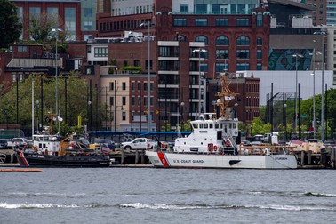 Două nave ale Gărzii de Coastă americane, surprinse în portul Boston, vizavi de stația de gardă de coastă din Boston, pe 19 iunie 2023. Foto: Profimedia