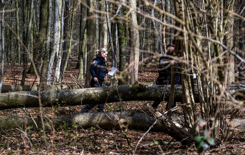 O adolescentă, o tânără mamă și bebelușul ei au murit la o vânătoare de ouă de Paște, în Germania, striviți de un copac prăbușit de vânt