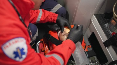 Patient,,Paramedic,And,Shine,Light,Into,Eyes,To,Check,Pupil,