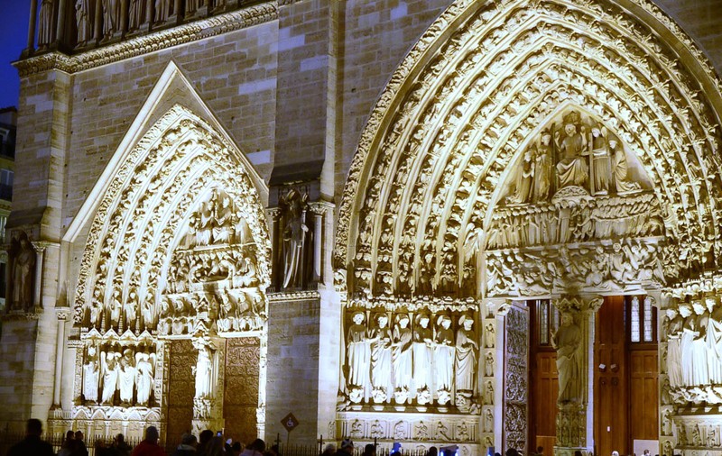 Crăciunul la Notre-Dame. Catedrala găzduiește primele slujbe după incendiul din 2019