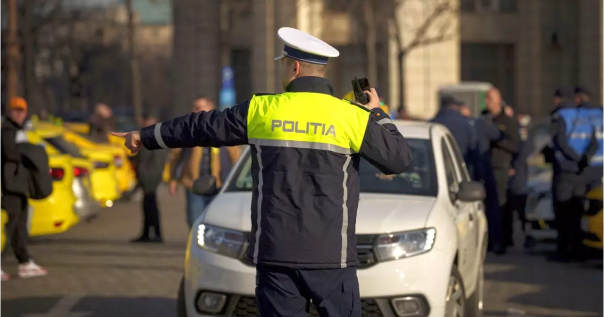 Un polițist de la Rutieră care dirijează traficul.