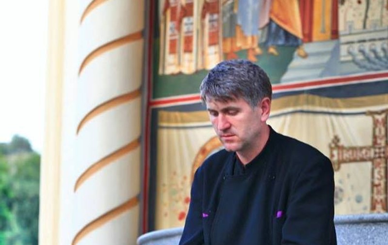 Un fost coleg al preotului Cristian Pomohaci rupe tăcerea. Ce făcea acesta în timpul facultății. “Luau băieții din gară și…”