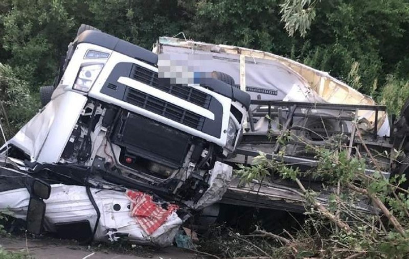 Un tir încărcat cu 20 de tone de ciocolată s-a prăbușit în albia râului Olt. Șoferul a sărit ca să-și salveze viața