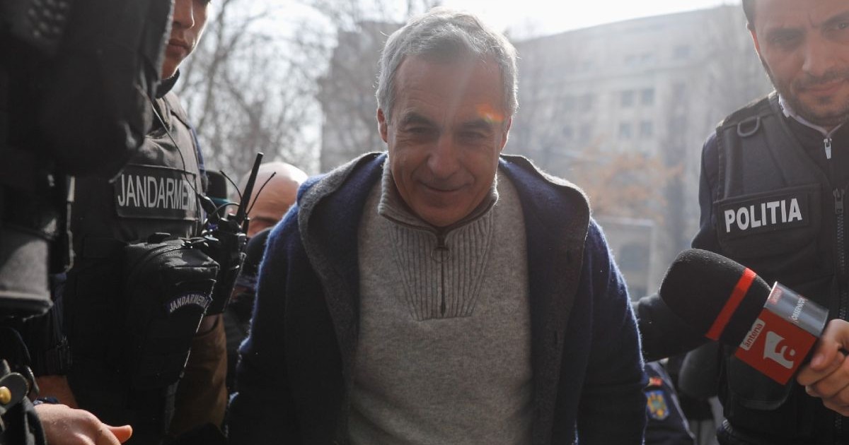 Călin Goergescu înconjurat de poliție, jandarmerie și microfoane