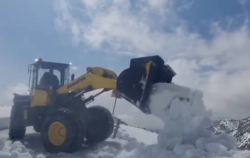 Transalpina, închisă temporar pentru deszăpezire. Drumarii lucrează cu autofreze de mare capacitate I VIDEO