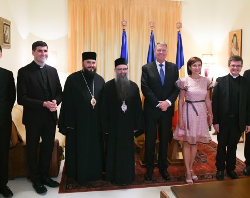 FOTO/ Carmen Iohannis, aspru criticată pentru ținuta aleasă pentru vizita la Episcopia Română din Italia. „Când încurci 25 cu 52"
