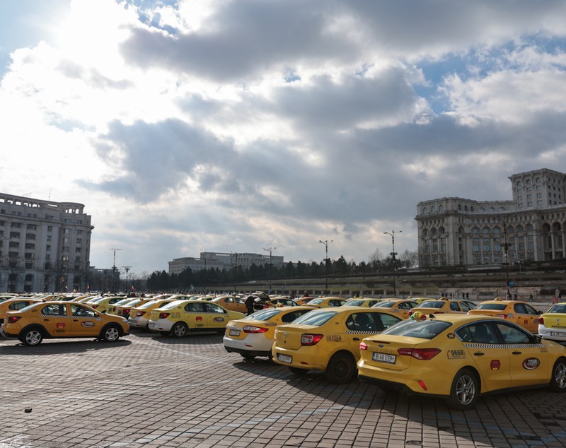 Protest al taximetriștilor în Piața Constituției. Ei au cerut fiscalizarea Bolt și Uber și au amenințat cu blocarea Bucureștiului