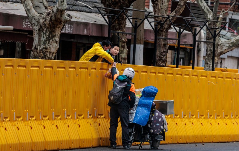 China acuză SUA că folosesc lockdown-ul extins din Shanghai „ca pe o armă”, după ce și-au retras personalul consular din orașul chinez