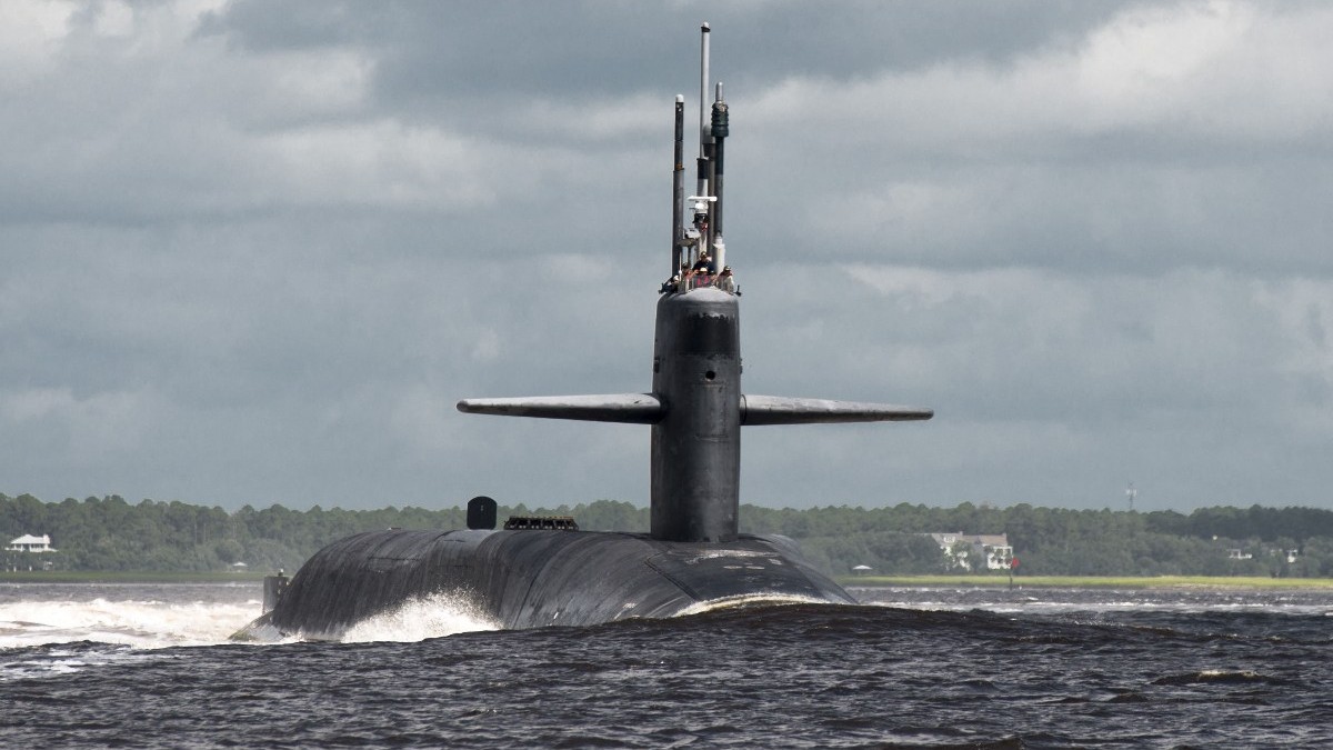 submarinul cu rachete ghidate din clasa Ohio USS Florida (SSGN 728) plecând de la baza navală de submarine Kings Bay, GA, SUA.