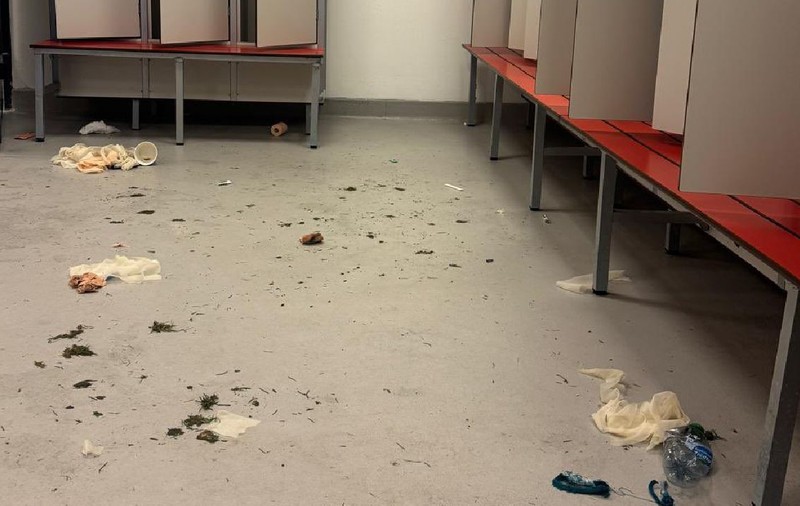 Jucătorii lui Edi Iordănescu au spart ușa vestiarului și au lăsat mormane de gunoi în urmă, după eșecul de la Cracovia: „Nicio scuză”