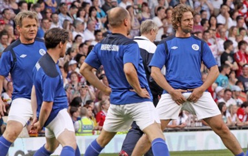 Gerard Butler, cu mâinile pe "cocoşel" | FOTO