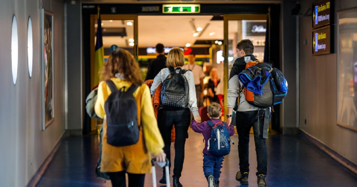 Otopeni, România – 25 februarie 2020: Pasageri în incinta Aeroportului Internațional Henri Coandă, situat în apropierea orașului București, România.