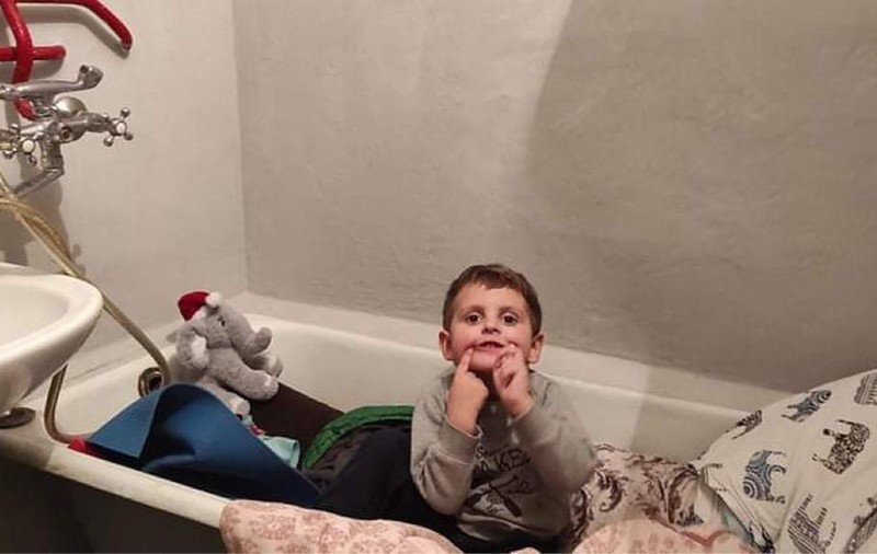 Un băiețel din Kiev doarme de câteva zile în baie, în timp ce luptele se poartă pe străzile din capitala Ucrainei