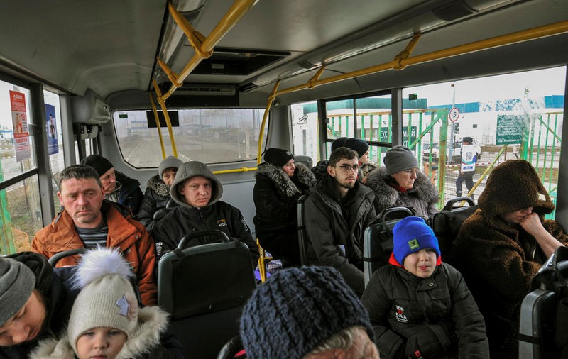 Mii de ucraineni au reușit să părăsească orașul Sumi, în prima evacuarea în masă realizată cu succes