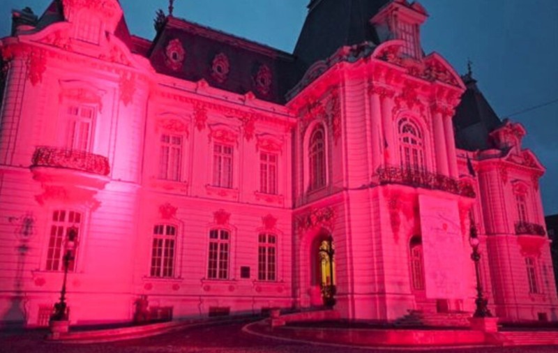 Muzeul de Artă din Craiova va fi iluminat în roşu, de Ziua Mondială a luptei împotriva SIDA 2024