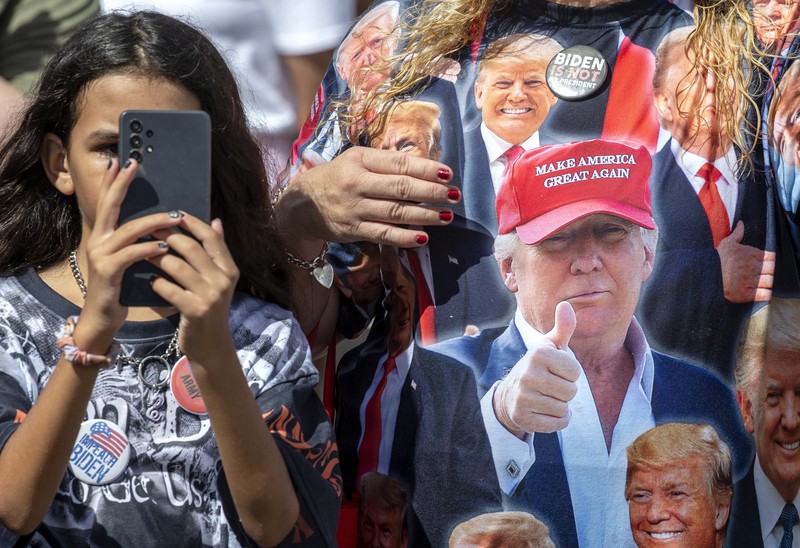 Susținătorii Partidului Republican participă la mitingul fostului președinte Donald Trump în sprijinul realegerii senatorului Marco Rubio la alegerile intermediare din Florida din 2022, la Miami, Florida, SUA, 6 noiembrie 2022. Foto: EPA