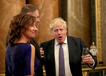 Klaus și Carmen Iohannis împreună cu premierul Boris Johnson (Sursă foto: EPA)