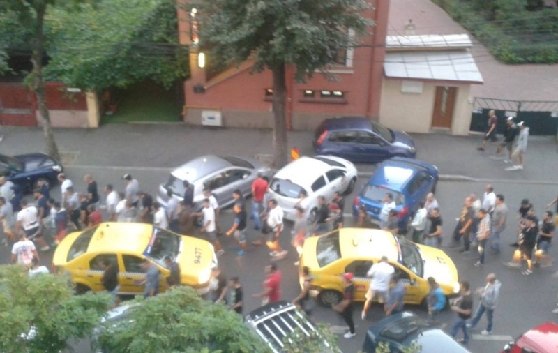 Suporterii naţionalei au aruncat petarde pe străzile din Bucureşti | FOTO