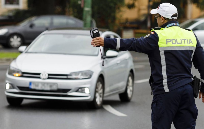 Amenzi mai mari pentru șoferii români care nu semnalizează schimbarea direcției de mers în 2025