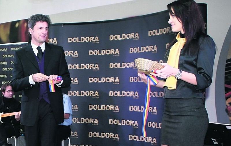 Gică Popescu şi-a inaugurat ieri, în Bucureşti, un luxos centru comercial: Bazar de 10.000.000 €