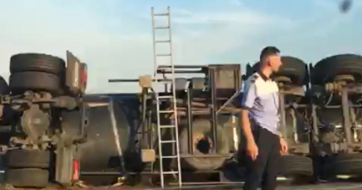 Cisternă încărcată cu motorină răsturnată în Pasul Tihuța