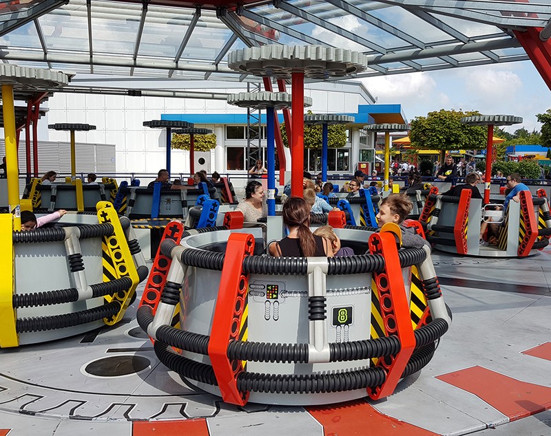 Cât te costă să-ți duci copilul la Legoland și la Castelul Frumoasei Adormite din lumea Disney?